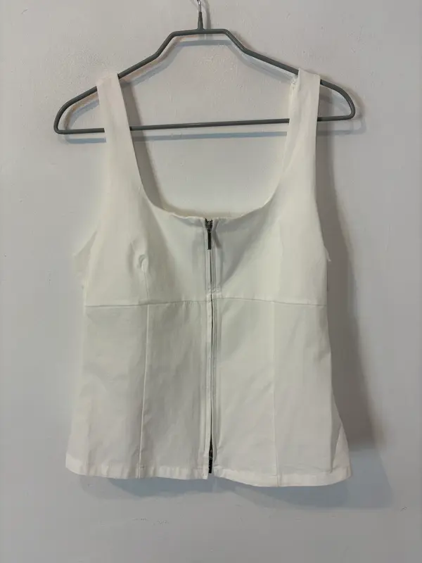 MANGO. Top blanco con detalle de cremallera