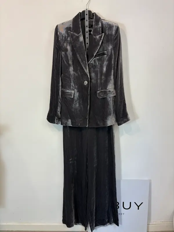 MANGO. Traje de chaqueta terciopelo gris