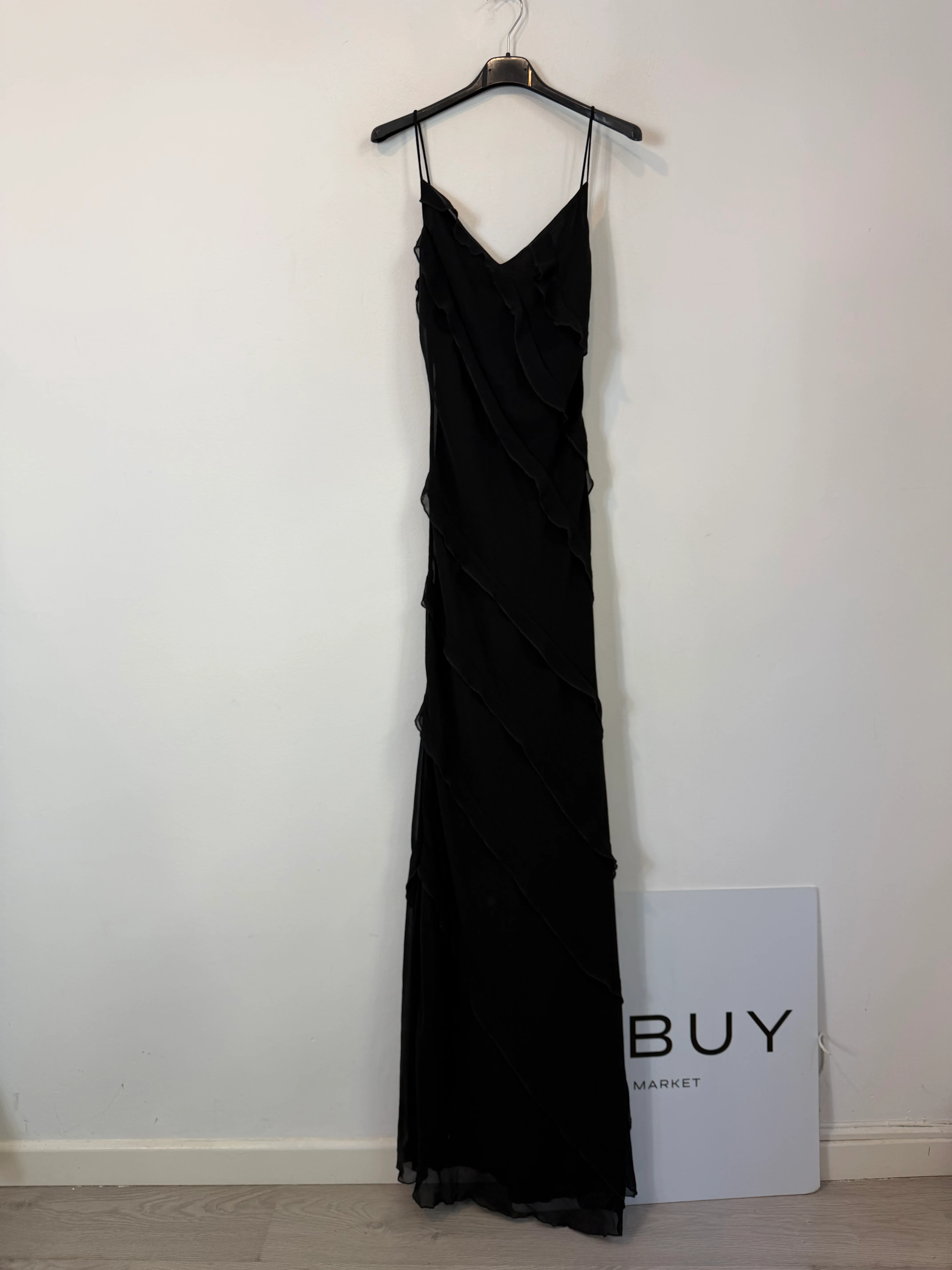 MANGO. Vestido largo negro con tirantes finos y detállele volantes