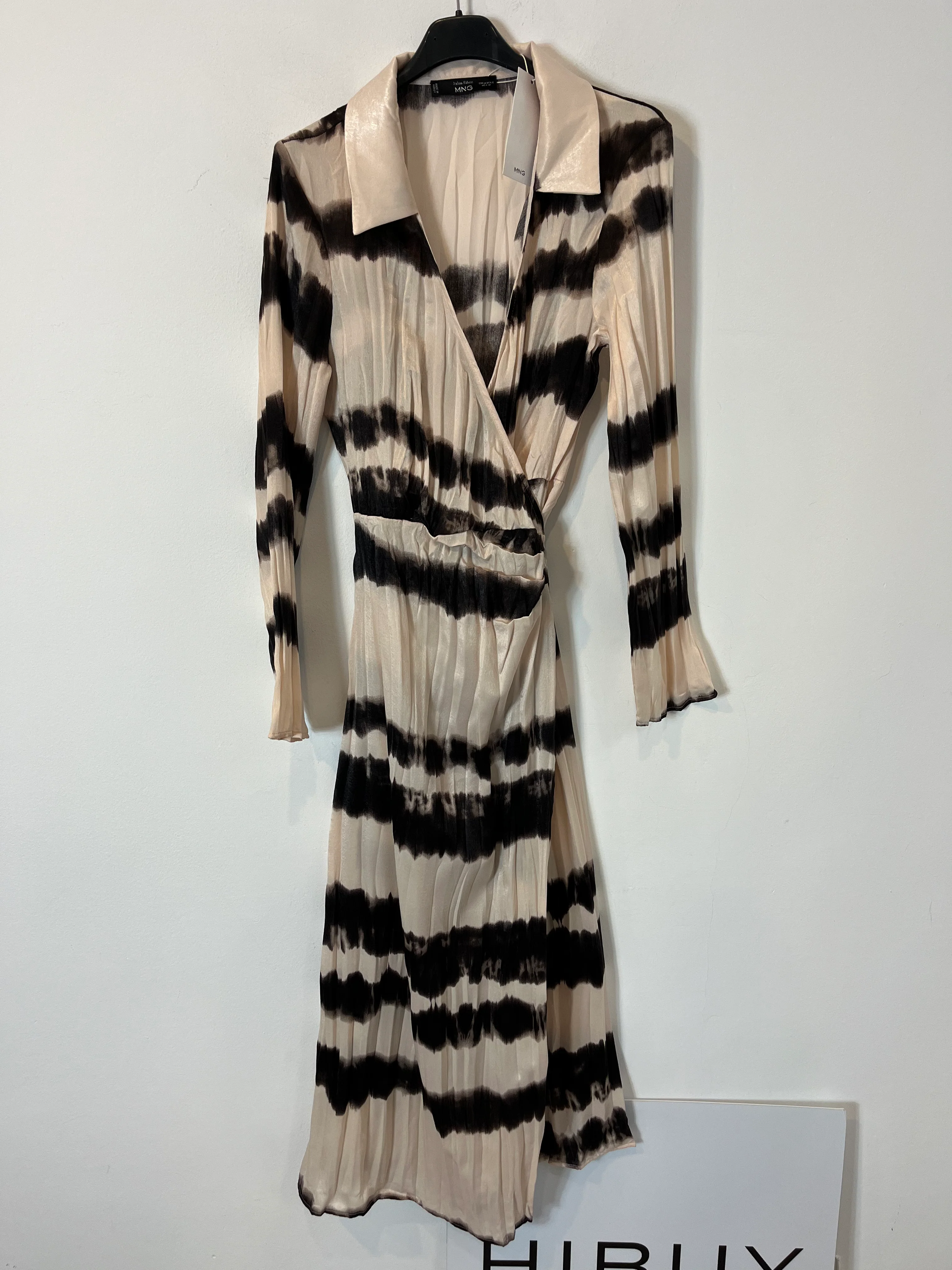 MANGO. Vestido largo plisado satinado. T M
