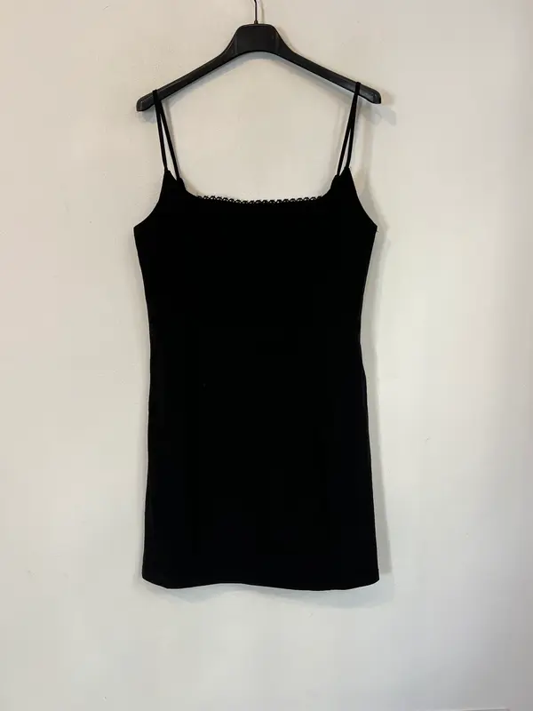 MANGO. Vestido negro corto