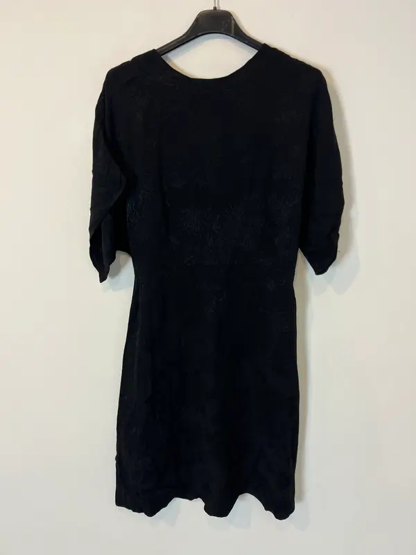 MANGO. Vestido negro estampado detalle espalda. TXS