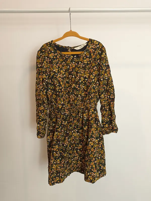 MANGO. Vestido negro florecitas T.6-7 años