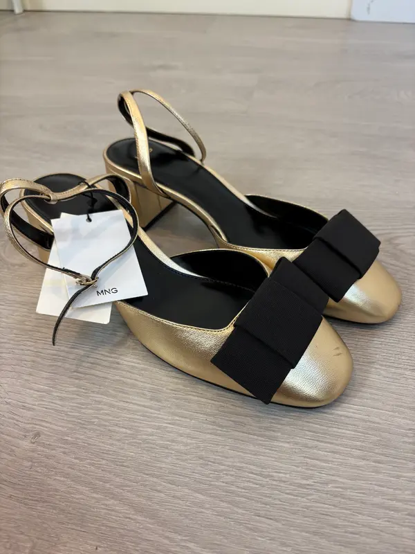 MANGO. Zapato metalizado lazo. T 40