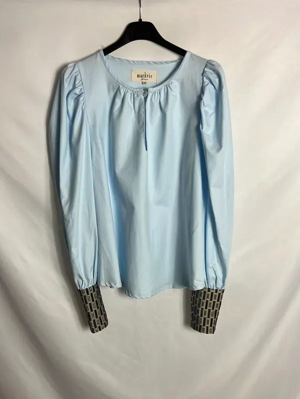 MARÀVIC .Blusa azul claro puños bordados. T XS