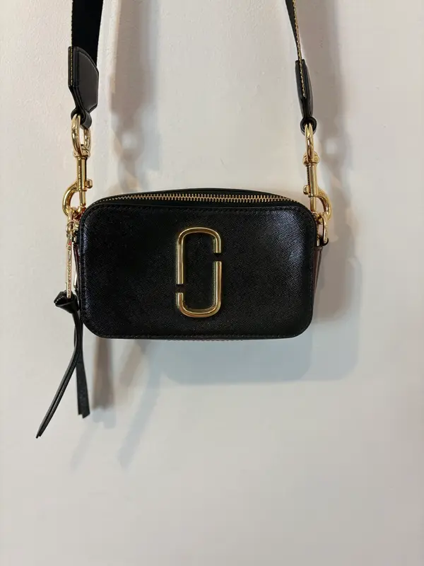 MARC JACOBS. Bolso mini tricolor detalle asa
