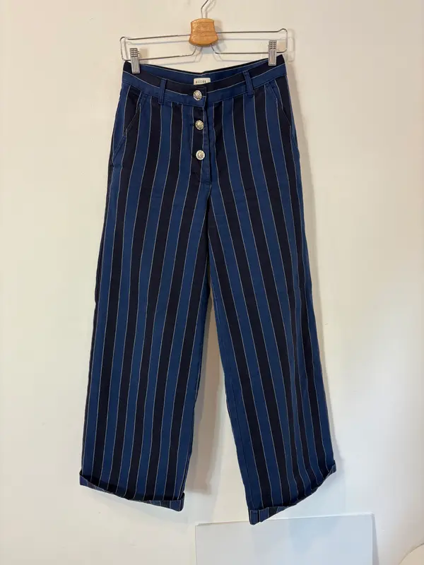 MASSCOB. Pantalón azul rayas detalle botones