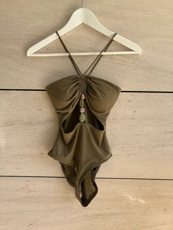 MASSIMO DUTTI. Bañador verde aberturas y abalorios