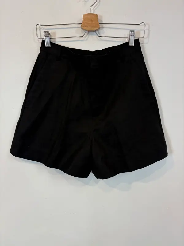 MASSIMO DUTTI. Bermuda lino en negro