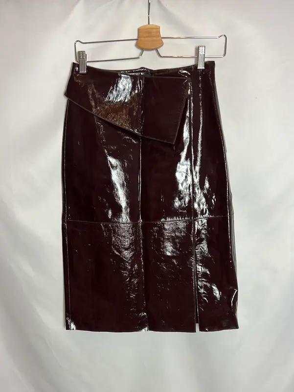 MASSIMO DUTTI. Falda midi piel marrón burdeos. T S