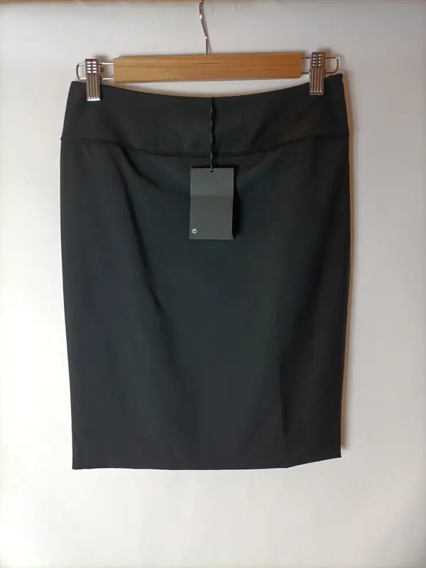 MASSIMO DUTTI. Falda negra lisa. T 38