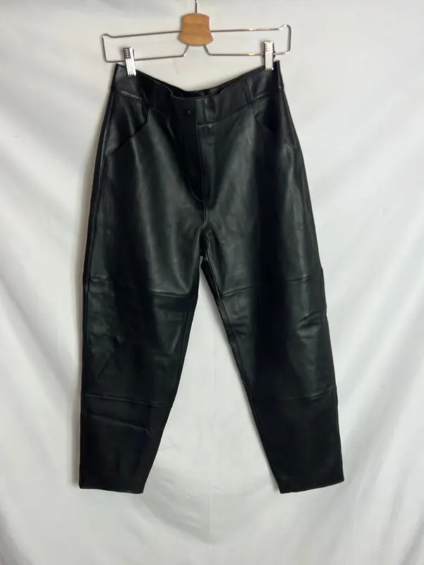 MASSIMO DUTTI. Pantalón negro costuras piel. T M