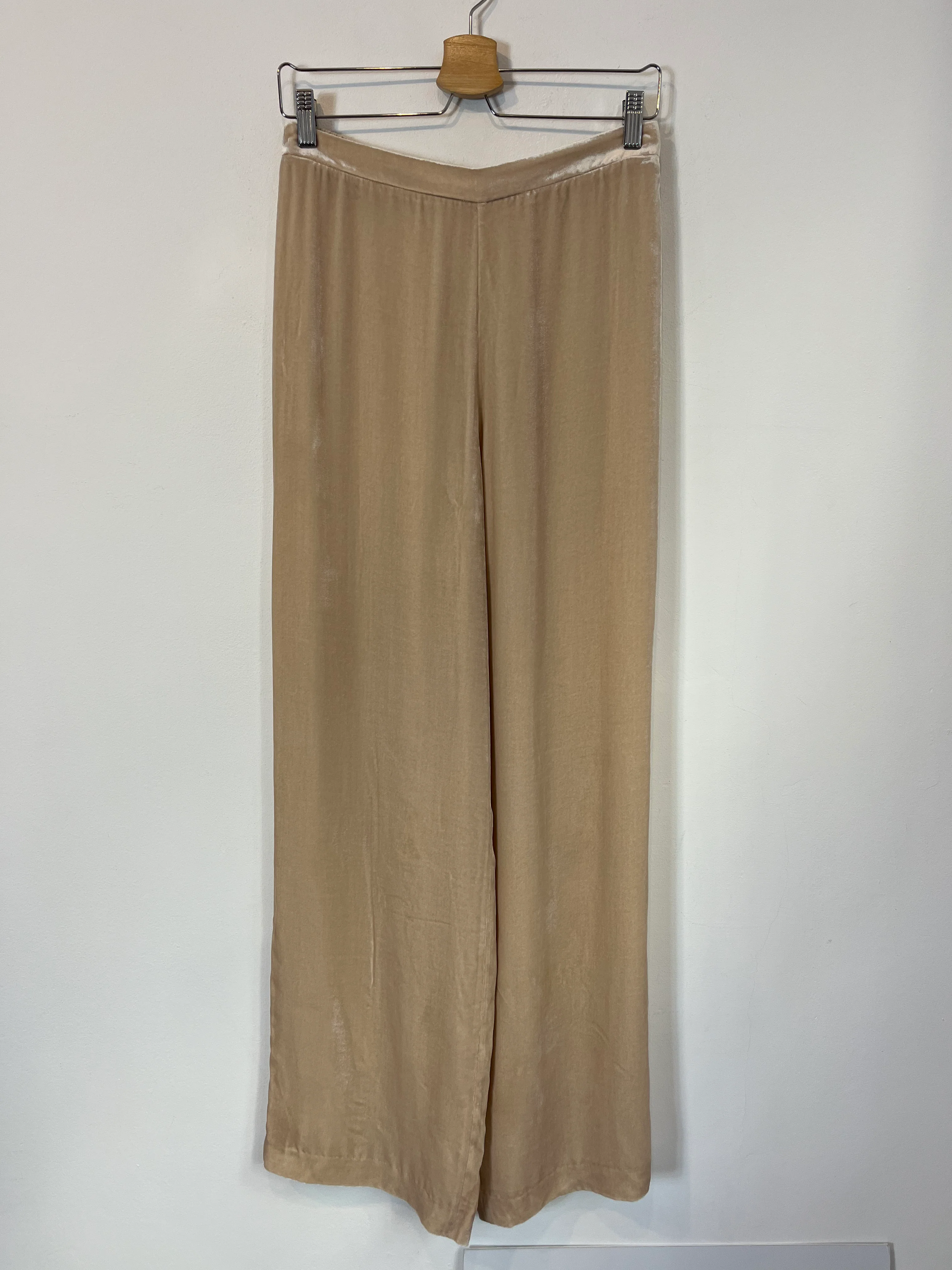 MASSIMO DUTTI. Pantalón terciopelo beige fluido. T M
