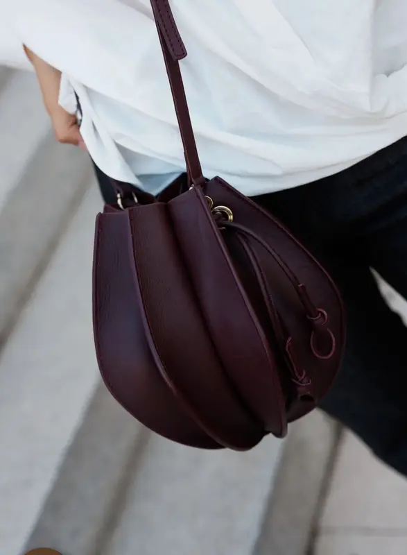 MICUIR. Bolso modelo Dinsum burdeos