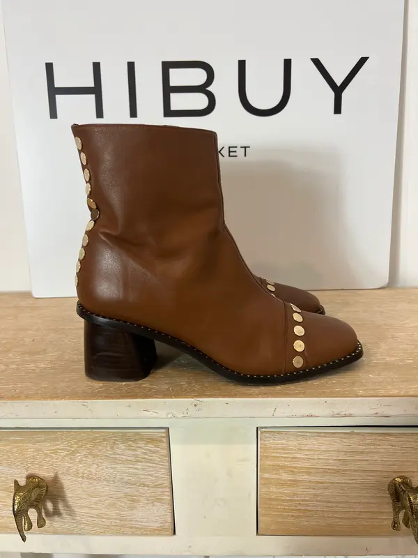 MICUIR. Botines camel tachuelas doradas T.38