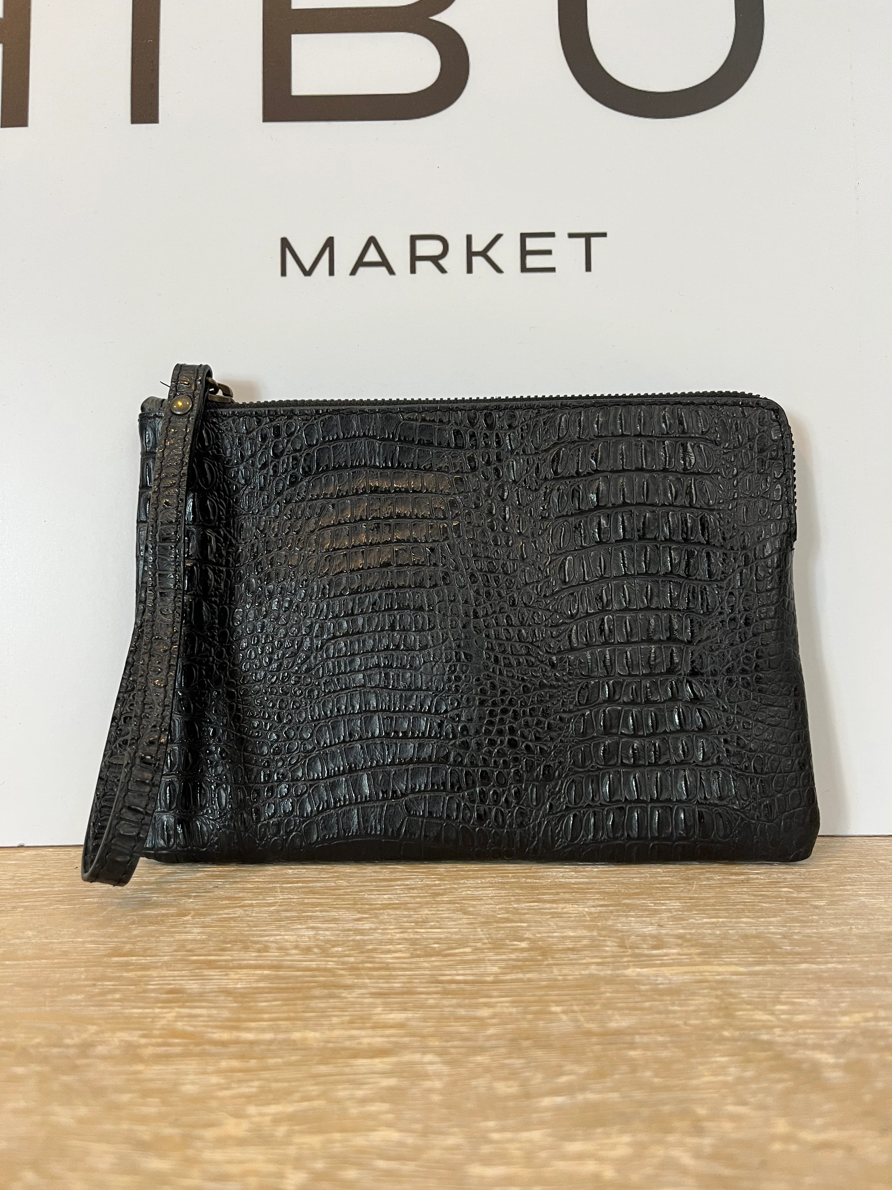 MICUIR. Cartera de mano piel troquelada