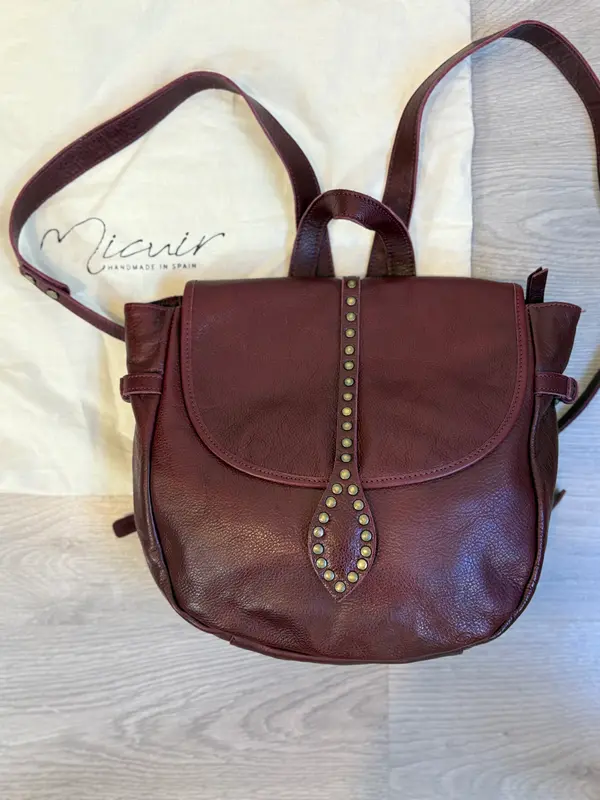 MICUIR. Mochila tachas burdeos