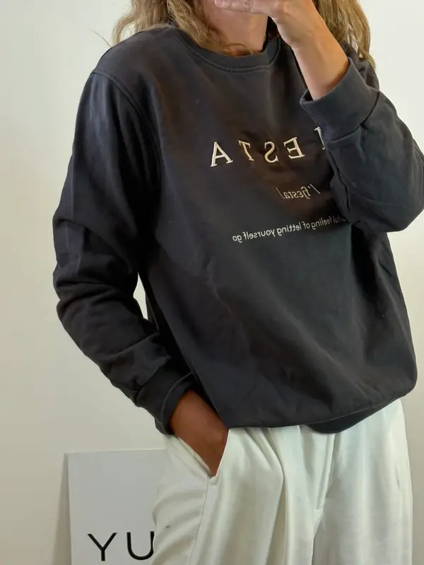 MINT & ROSE. Sudadera gris oscuro letras bordadas