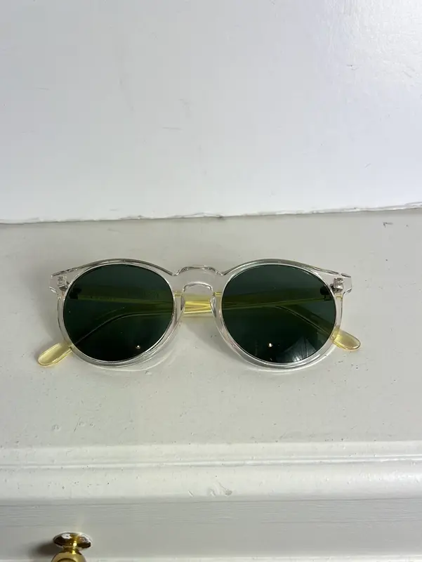 MISSISLOVE. Gafas montura transparente y amarilla