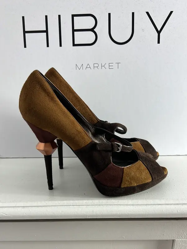 MIU MIU. Tazones peeptoes marrones detalle tacón. T 37,5