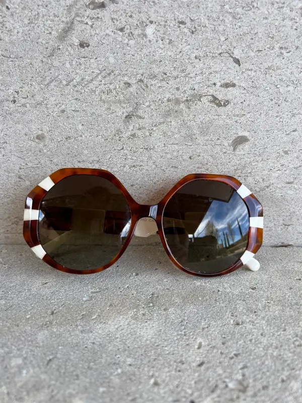 MÓ CARTUREGLI. Gafas de sol montura bicolor