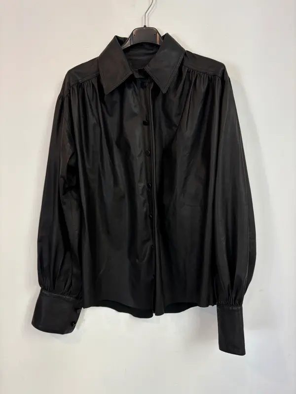 MON & PAU. Camisa negra piel