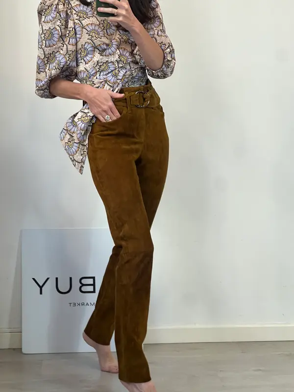 MON & PAU. Pantalón piel vuelta camel