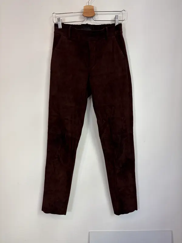 MON & PAU. Pantalón piel vuelta marrón chocolate