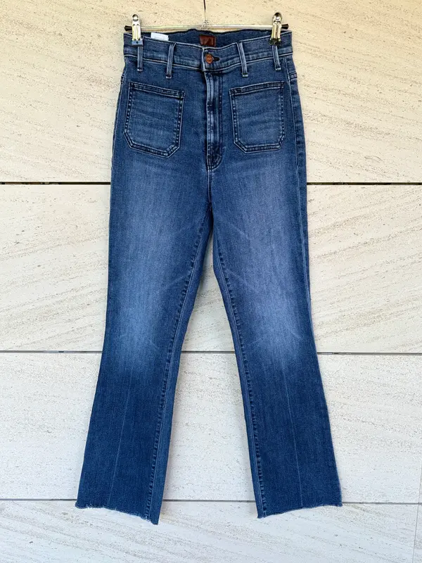 MOTHER. Pantalón denim ligeramente acampanado T.26