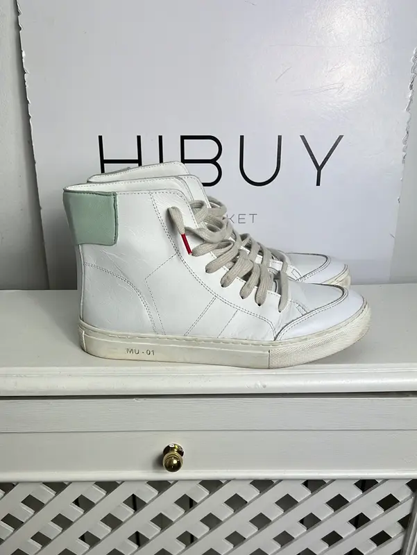 MU. Zapatillas blancas cordones. T37