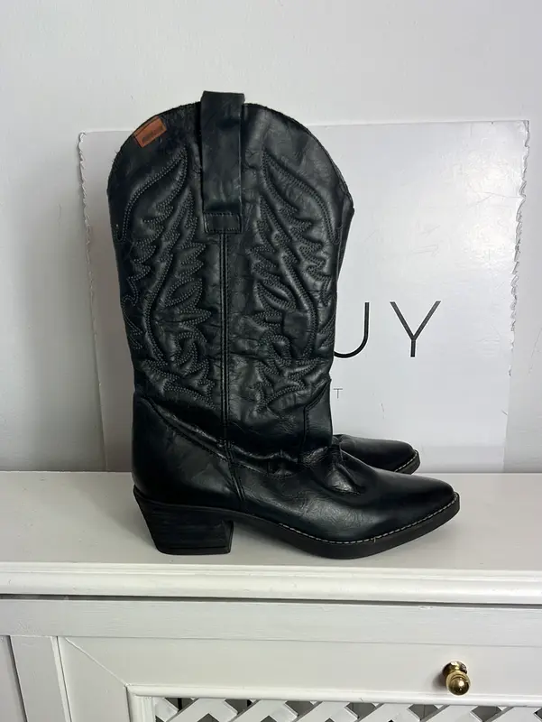 MUSTANG. Botas negras cowboy T.38