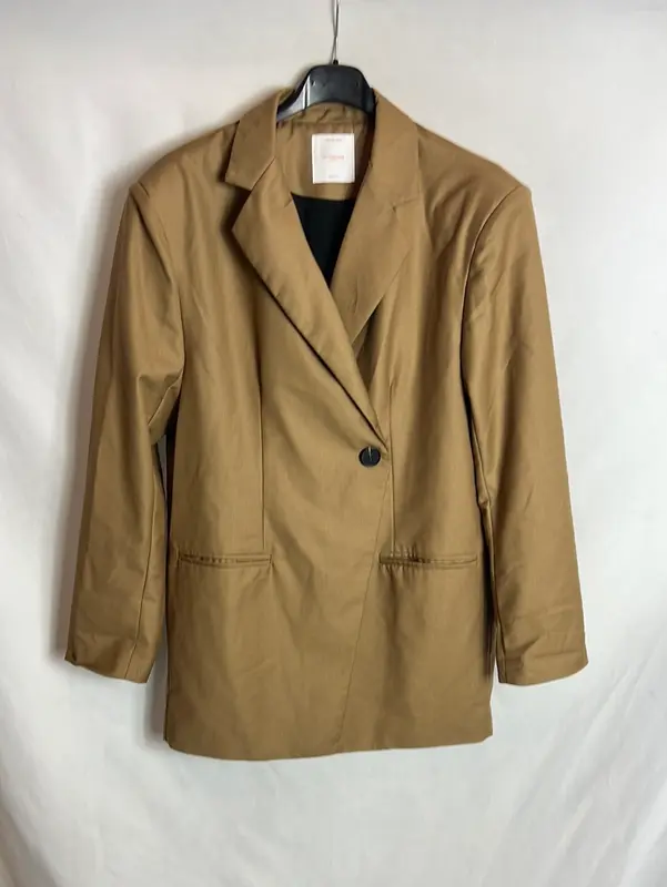 MY PEEPTOES. Blazer oversized  camel detalle botones espalda.