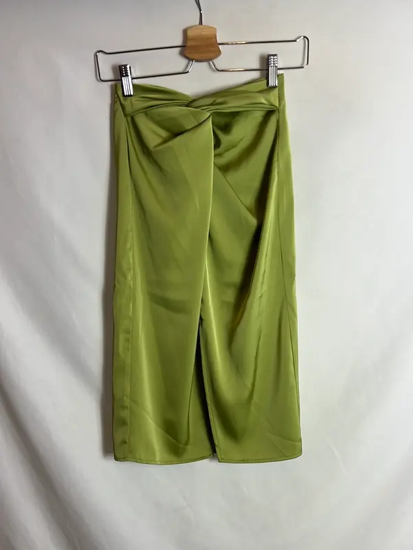 MYPEEOPTOES. Falda midi verde satinada. T 32