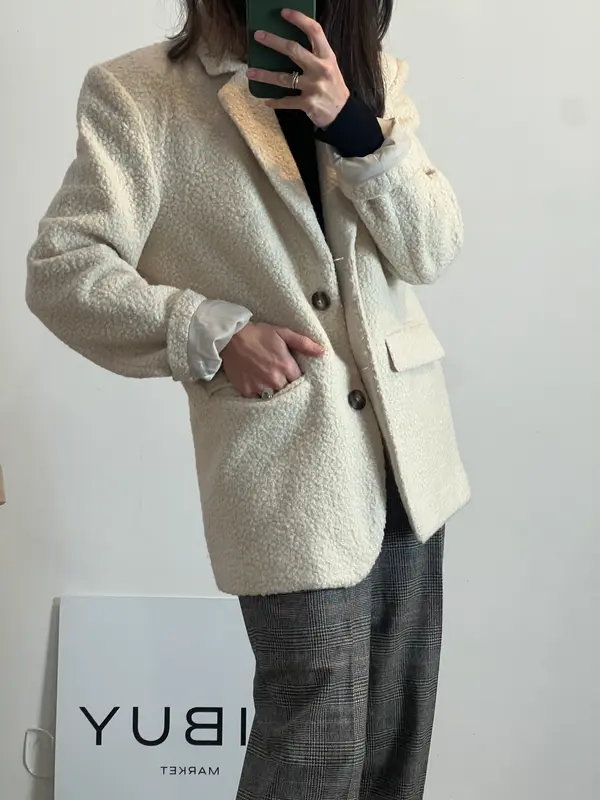 NA&KD. Chaqueta beige borrego estilo