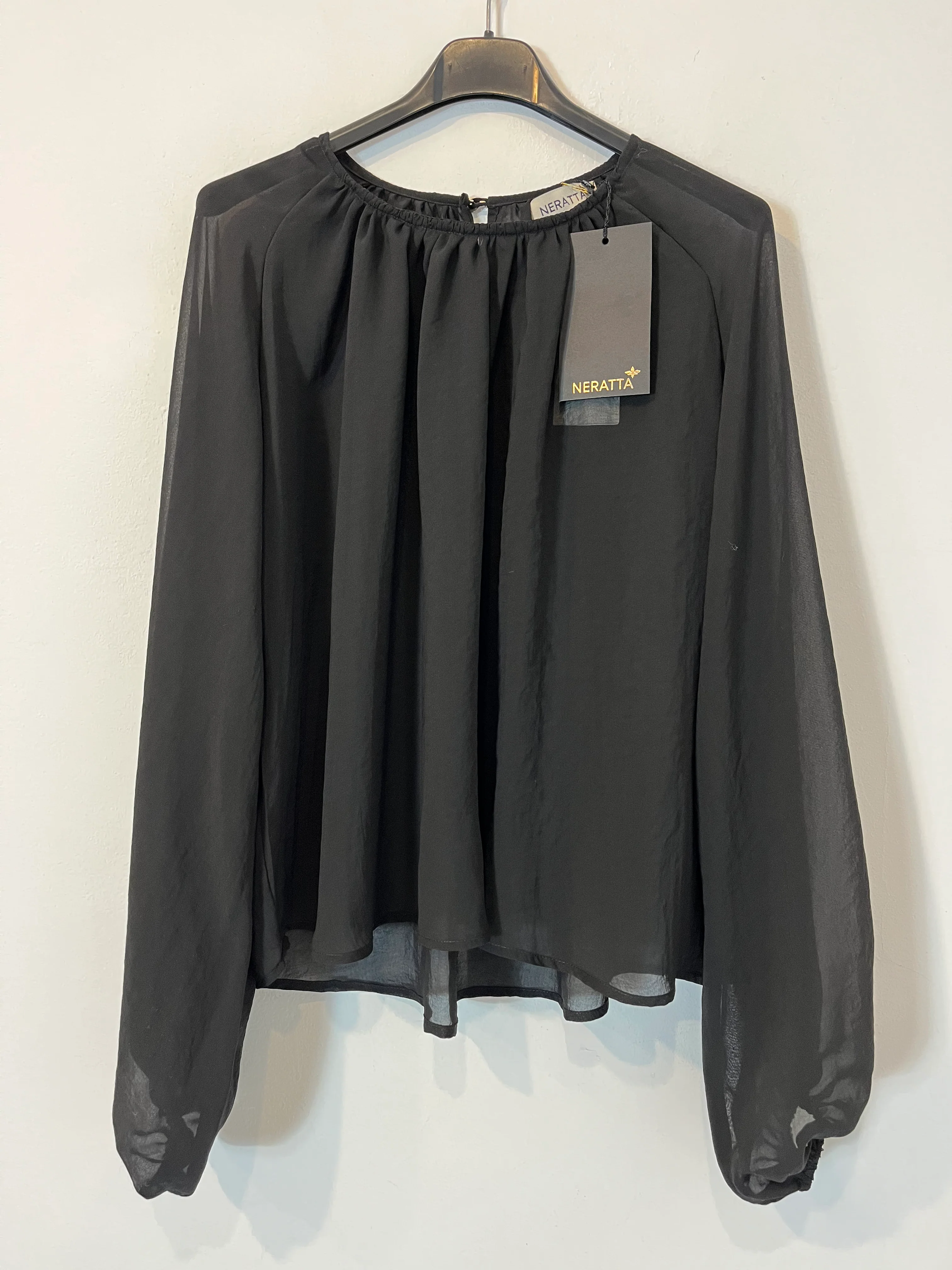 NERATTA. Blusa negra fluida T.s