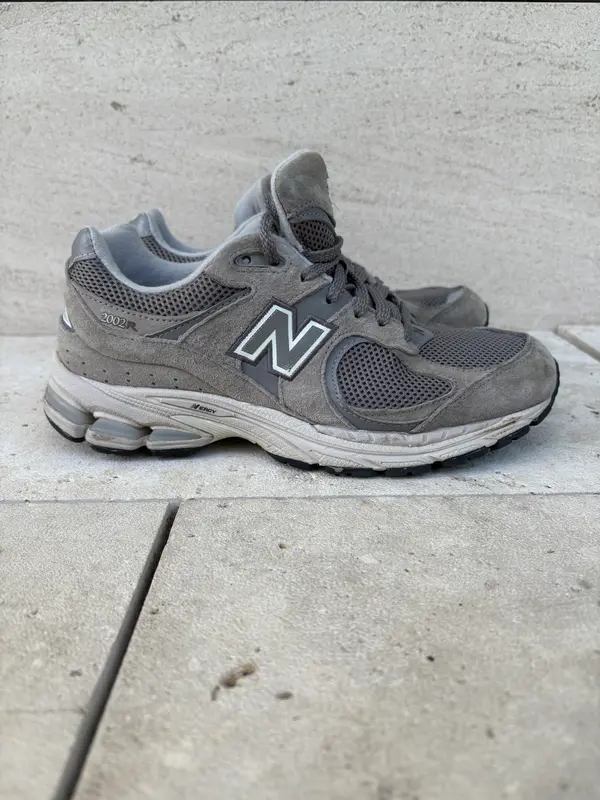 NEW BALANCE. Zapatillas modelo 2002R. T 40