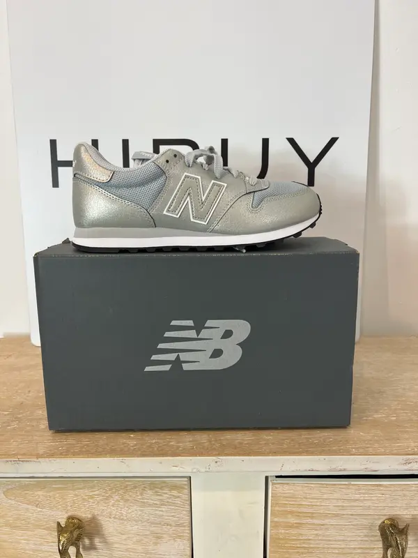 NEW BALANCE. Zapatillas plateadas logo. T 40