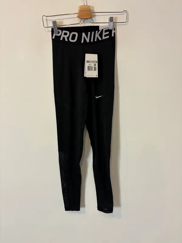 NIKE. Malla negra deportiva