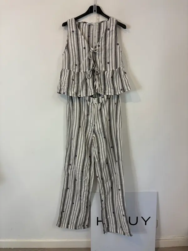 NOON. Total look con estampado de rayas