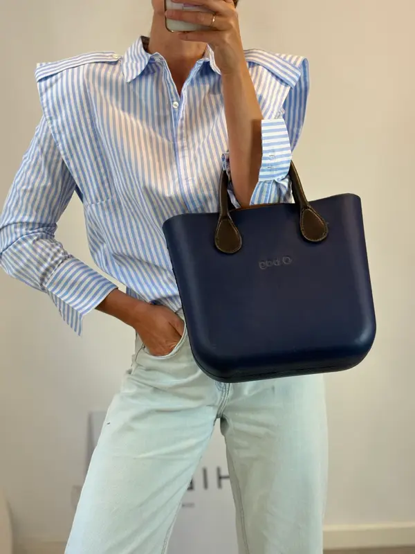 O BAG. Bolso de mano azul marino