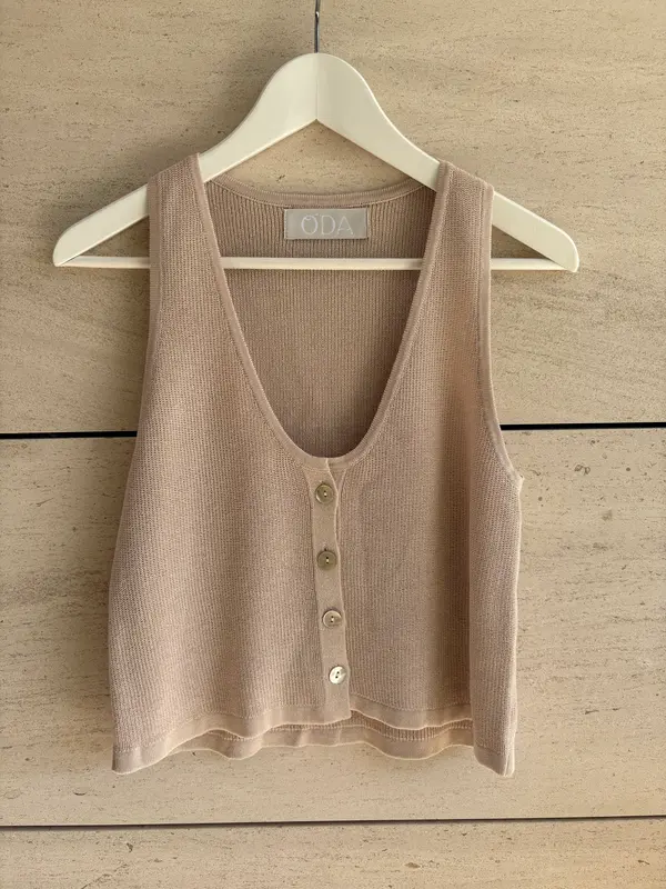 ODA. Top punto beige abotonado