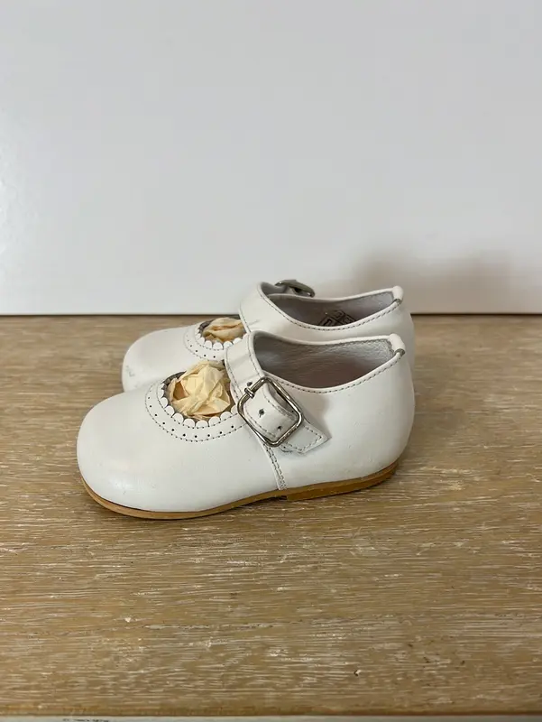 OKAA. Zapatos blanco hebilla T.18