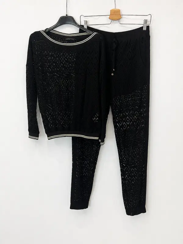 OKY COKY. Total look negro troquelado  T.40