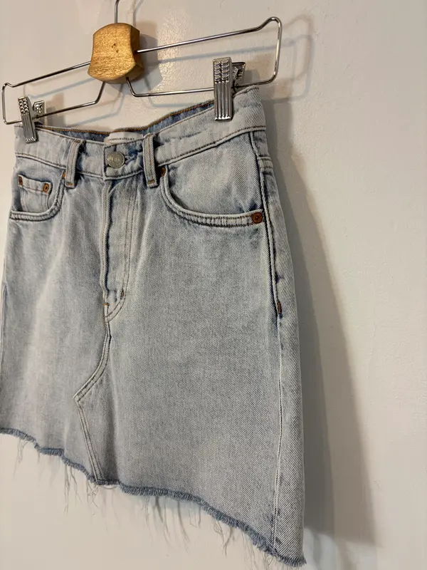 &OTHER STORIES. Falda denim abotnada