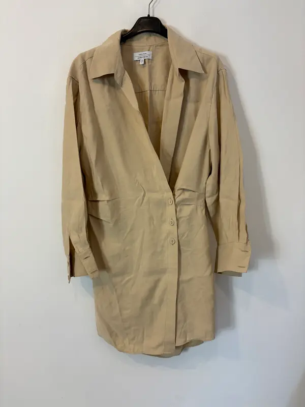 &OTHER STORIES. Vestido beige cruzado