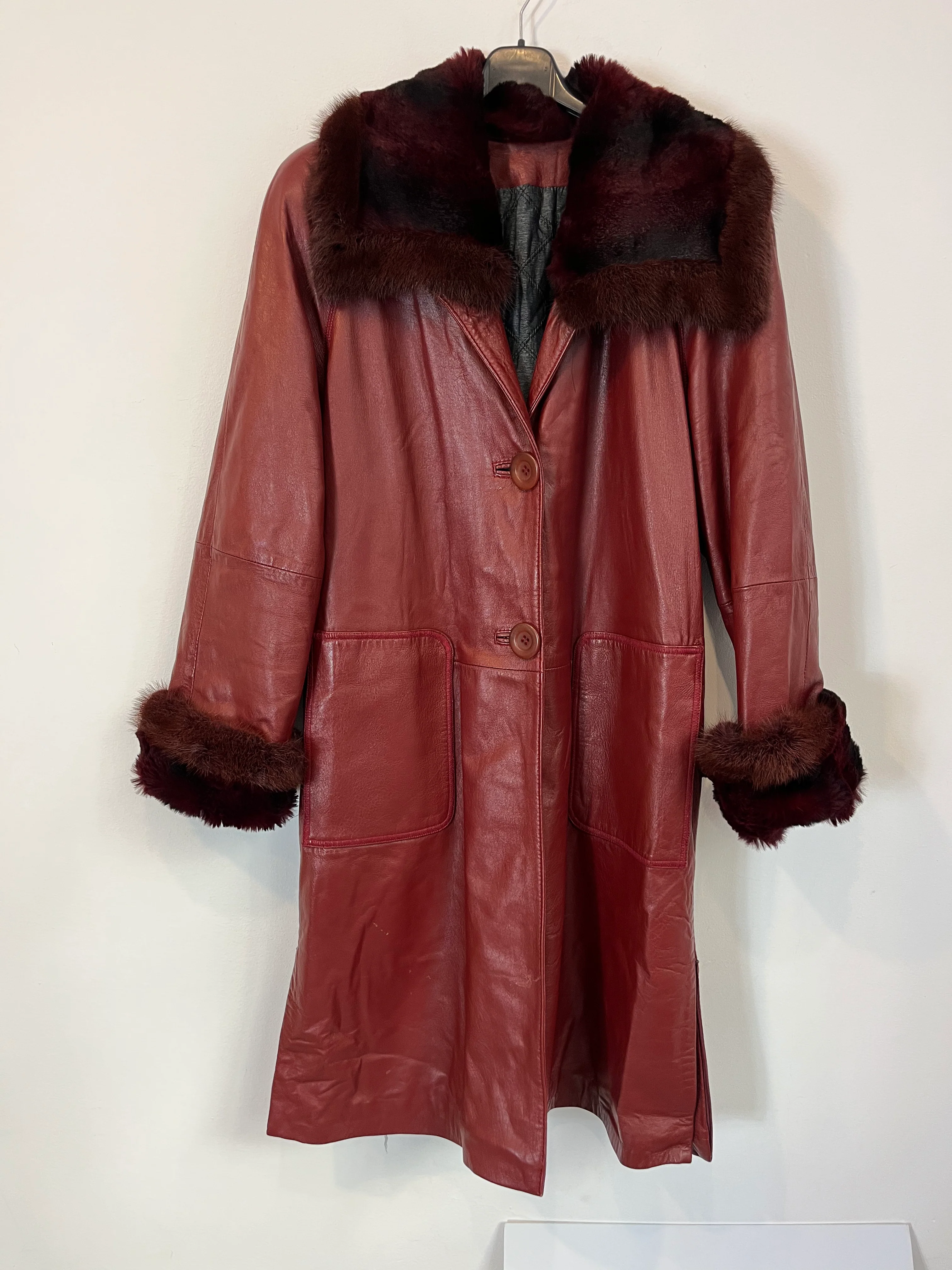 OTRAS. Abrigo vintage color vino. T 46