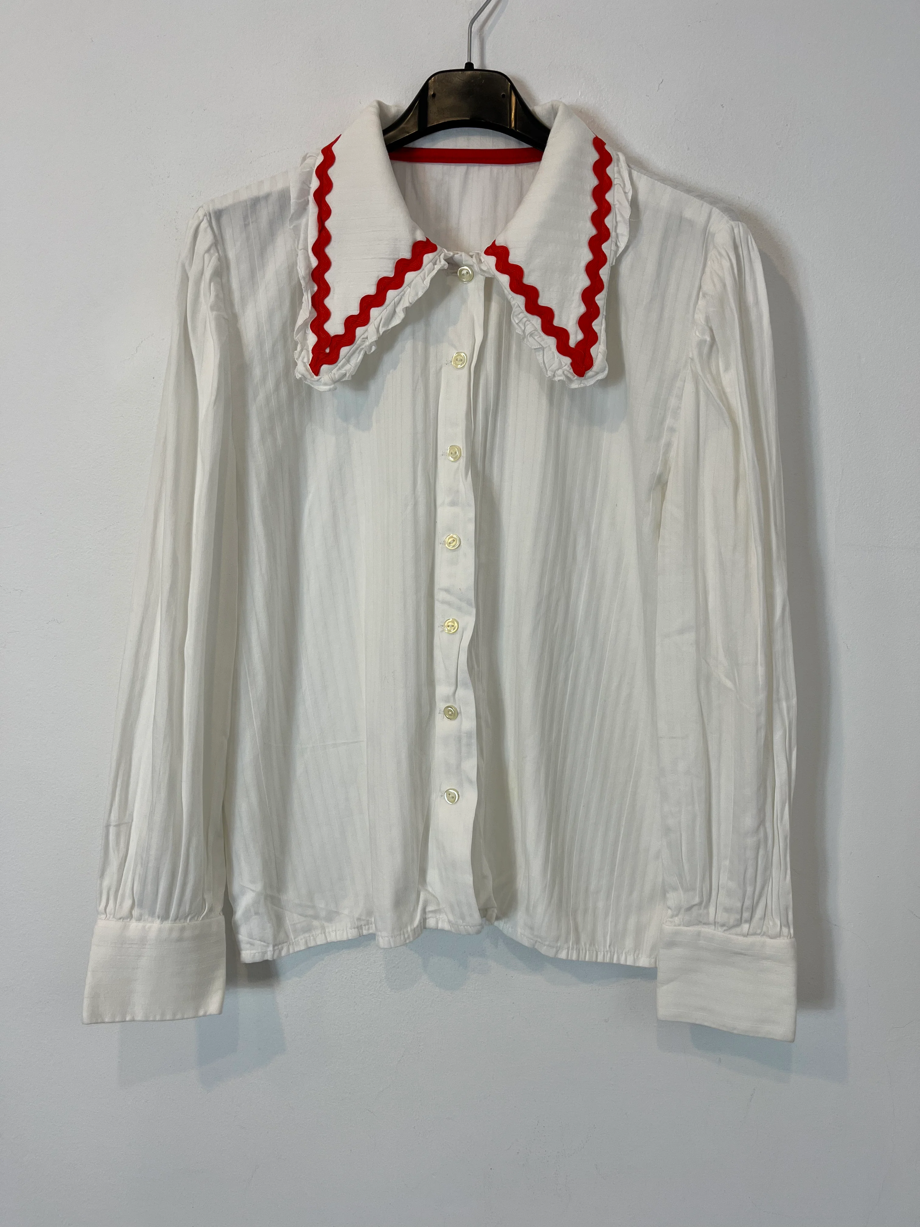 OTRAS. Blusa blanca detalle rojo. T S/M