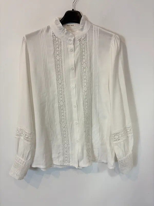 OTRAS. Blusa blanca fluida encajes