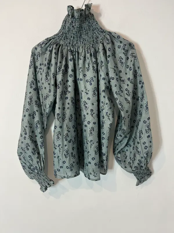OTRAS. Blusa fluida estampada cuello nido de abeja T XS/S