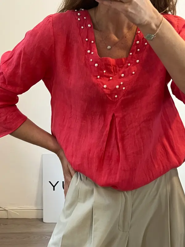 OTRAS. Blusa lino roja detalle escote. T L